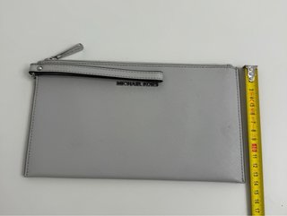 Michael Kors Clutch Gris Claro con Asa