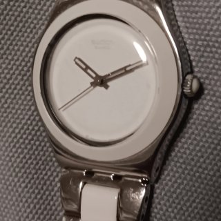 Reloj Swatch Irony Plata y Blanco