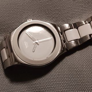 Reloj Swatch Irony Plata y Blanco