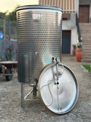 Prensa, estrujadora y depósitos para vino