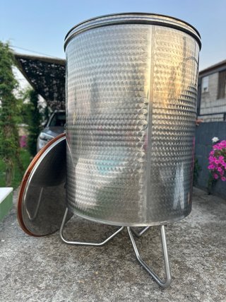 Prensa, estrujadora y depósitos para vino