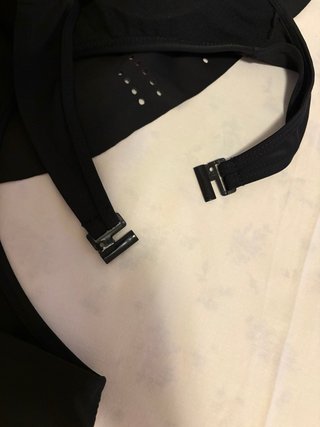 Costume intero nero con volant