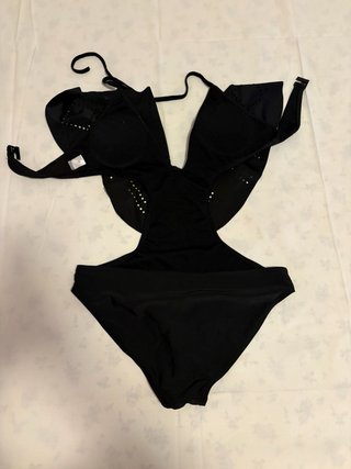 Costume intero nero con volant
