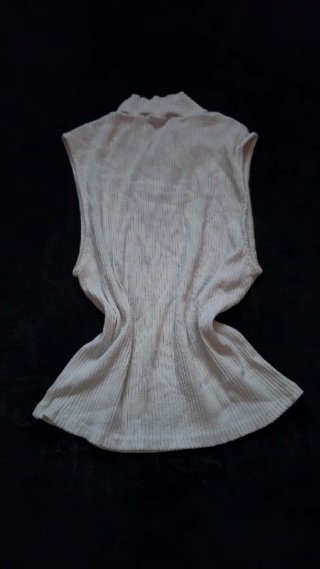 Top blanco sin mangas cuello semi-alto