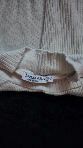 Top blanco sin mangas cuello semi-alto