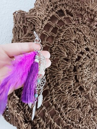 Bolso de rafia marrón con colgantes