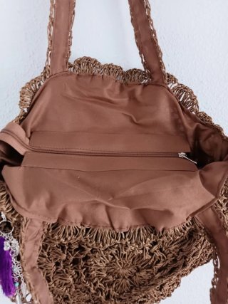 Bolso de rafia marrón con colgantes