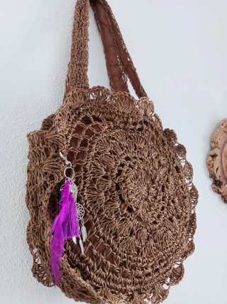 Bolso de rafia marrón con colgantes