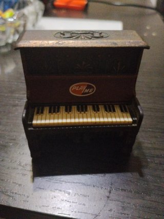Sacapuntas antiguo piano Play Me