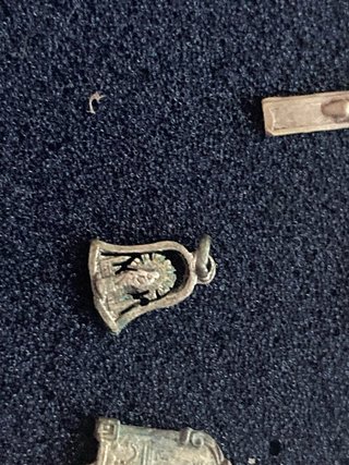 Lote Medallas Religiosas Antiguas y Cruz