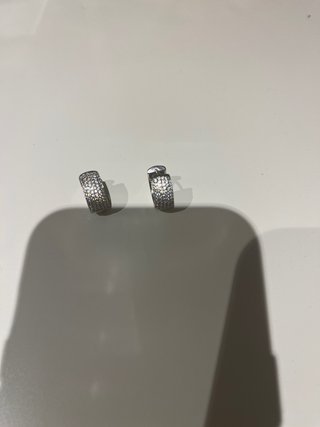 Pendientes plateados con brillantes