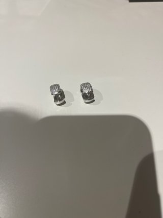 Pendientes plateados con brillantes