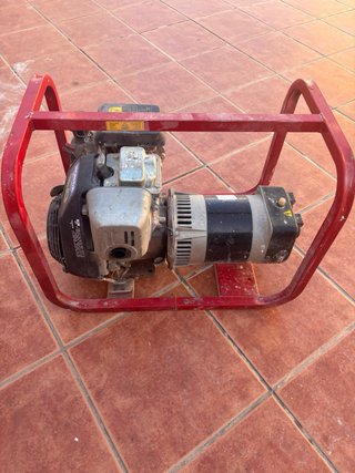 Grupo electrógeno con chasis rojo