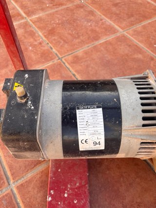 Grupo electrógeno con chasis rojo