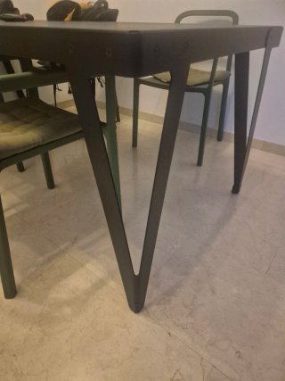 Mesa de diseño negra,de acero macizo.