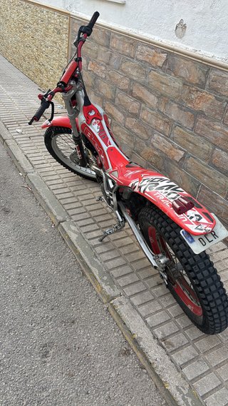 Moto de Trial Beta Roja y Plata
