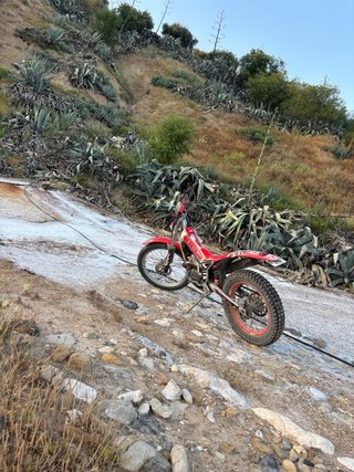 Moto de Trial Beta Roja y Plata