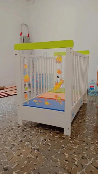 Cuna de bebé blanca y verde