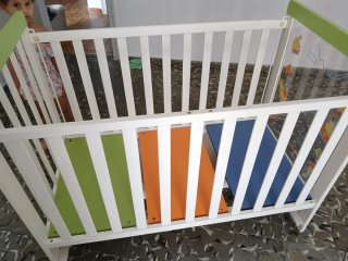 Cuna de bebé blanca y verde