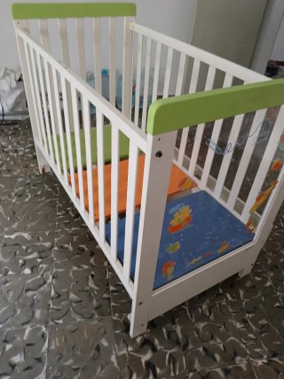 Cuna de bebé blanca y verde