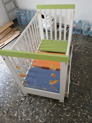 Cuna de bebé blanca y verde