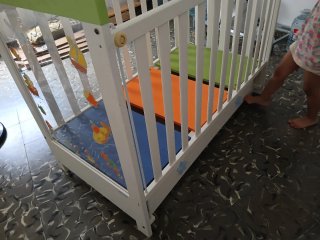 Cuna de bebé blanca y verde