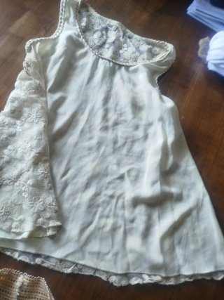 Conjunto de encaje beige y blanco