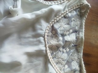 Conjunto de encaje beige y blanco