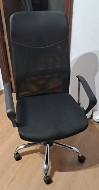 Silla de oficina ergonómica negra