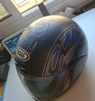 Casco de moto con diseño de llamas