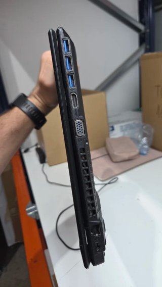 Portátil Fujitsu i7 - 8gb - 220ssd *defectuoso*