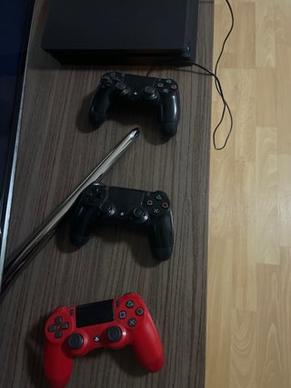 PS4 Slim Negra - Buenas Condiciones