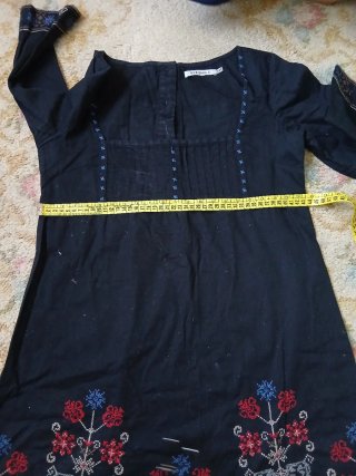 Vestido negro bordado