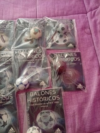 Collezione di 11 portachiavi con mini palloni storici+regalo