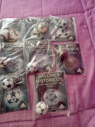 Collezione di 11 portachiavi con mini palloni storici+regalo