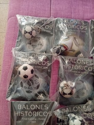 Collezione di 11 portachiavi con mini palloni storici+regalo