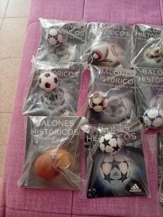 Collezione di 11 portachiavi con mini palloni storici+regalo