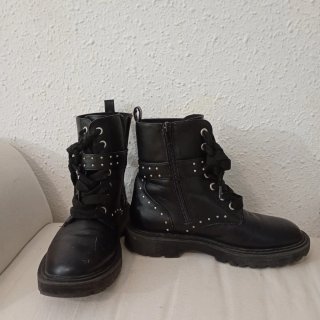 Botas militares negras con tachuelas