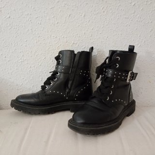 Botas militares negras con tachuelas