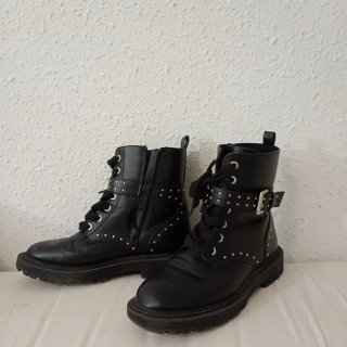 Botas militares negras con tachuelas