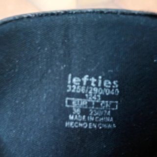 Botas militares negras con tachuelas