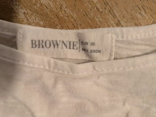 Camiseta Brownie blanca hombros descubiertos