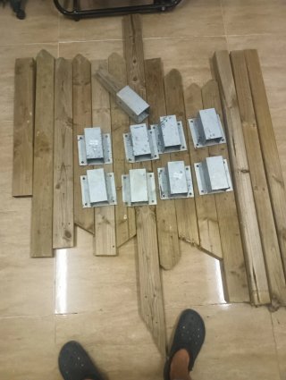Soportes metálicos y madera tratada