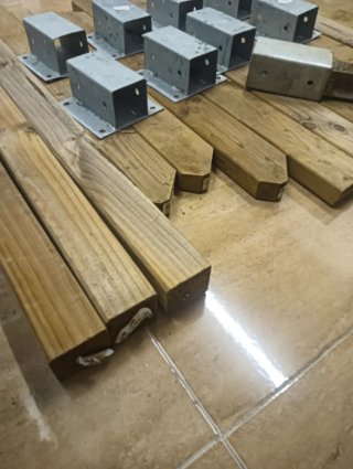Soportes metálicos y madera tratada