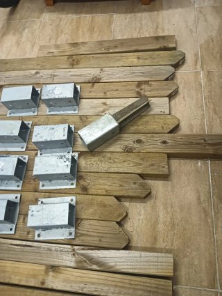 Soportes metálicos y madera tratada