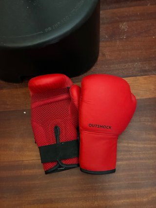 Saco de boxeo de pie con guantes