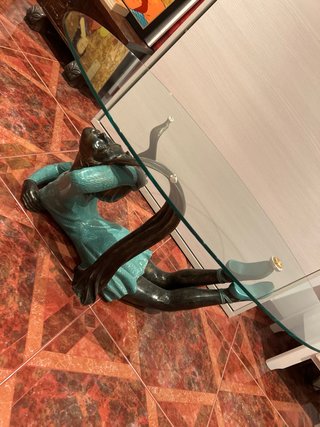 Mesa de cristal con figura