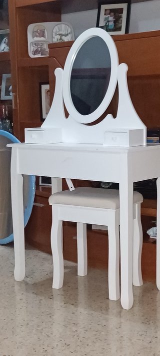 Tocador blanco con espejo y taburete