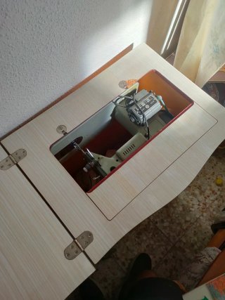 Máquina de coser Alfa con mueble