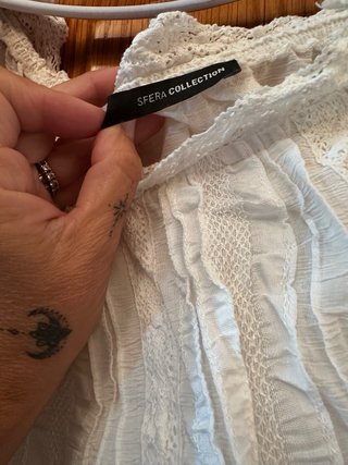 Blusa blanca de manga corta con encaje